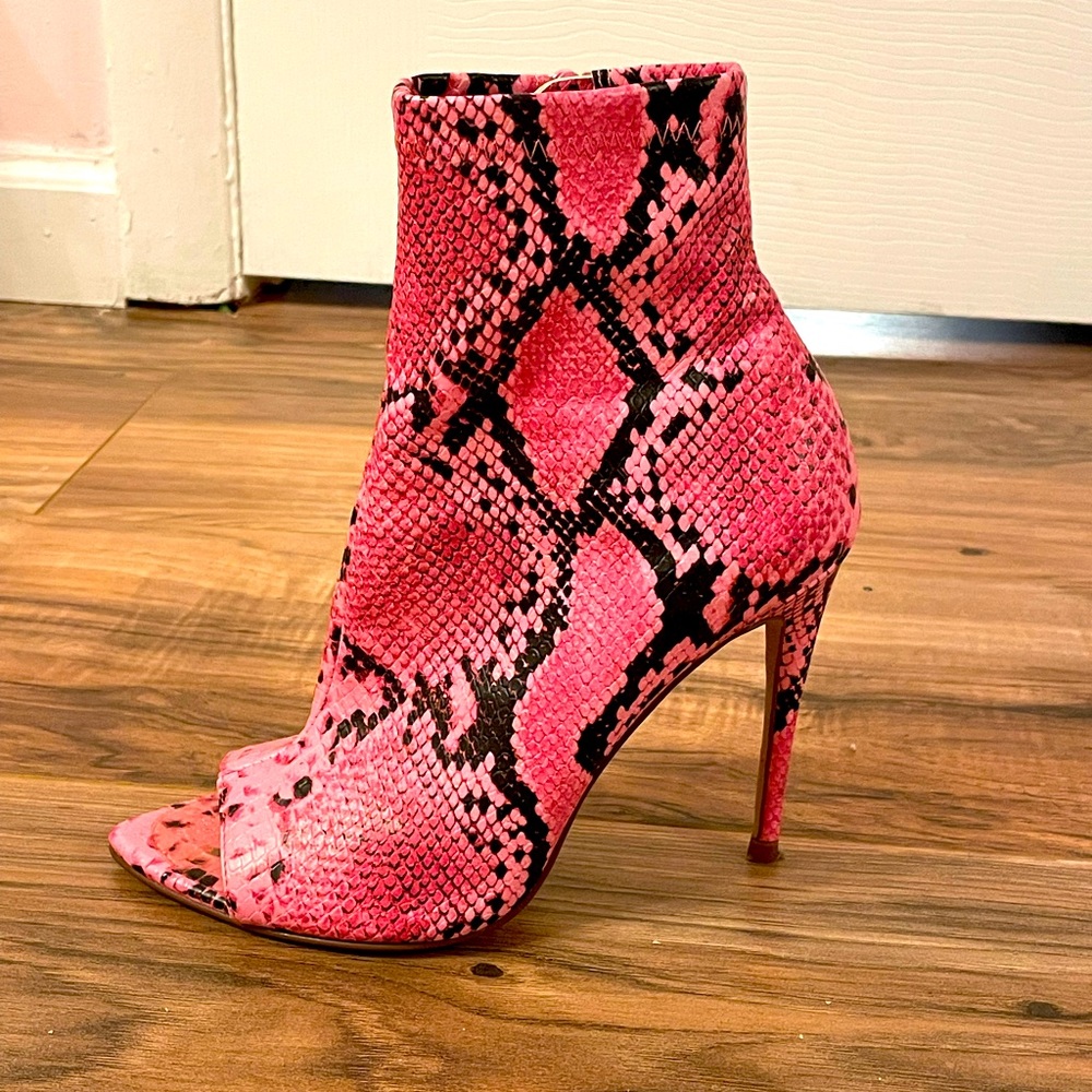 Gorgeous snake color heels.